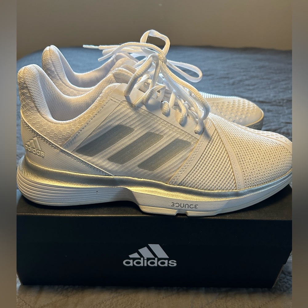 New with box. Size 7 in kids (fits 9 in women).